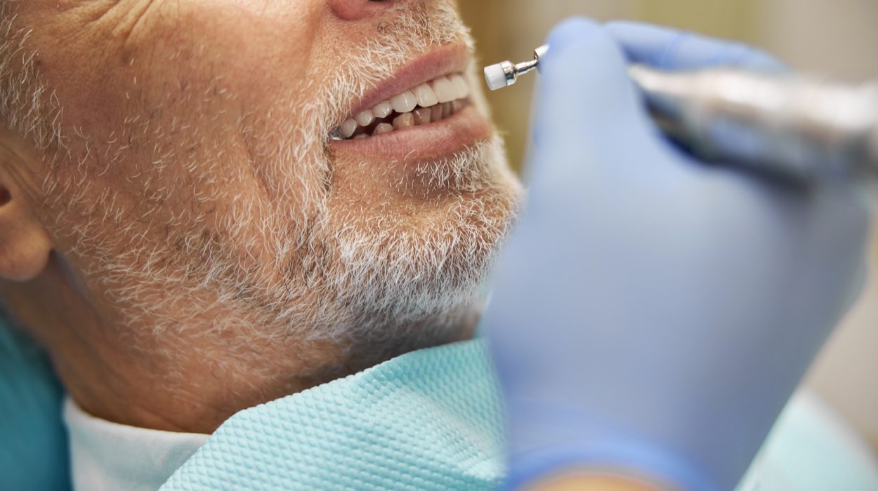 معاینه توسط دندانپزشک زیبایی برای طول عمر لمینت سرامیکی