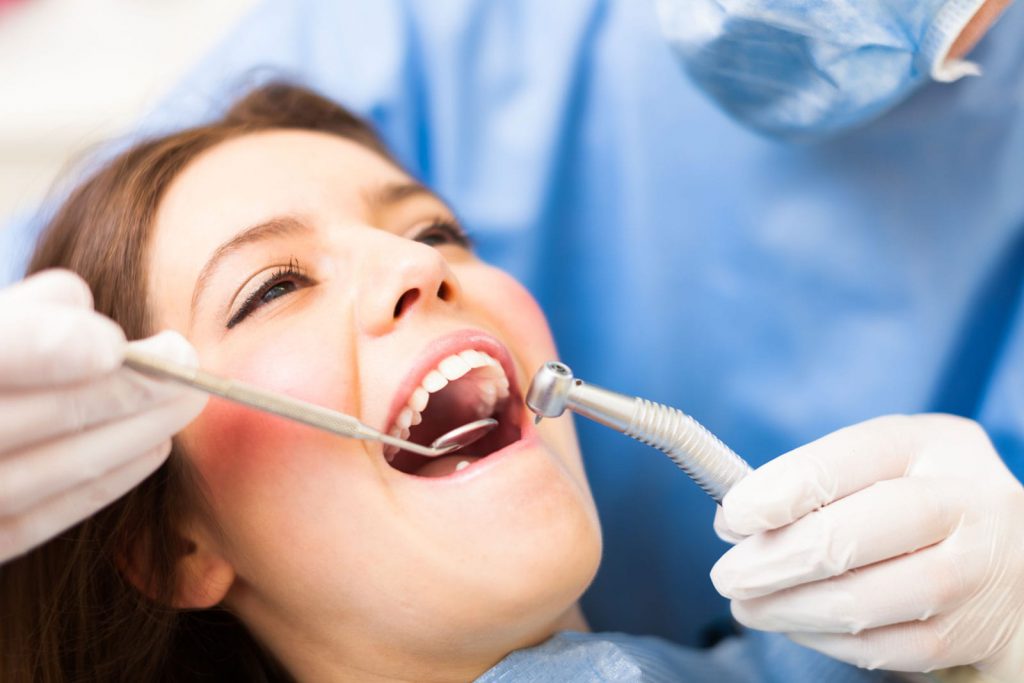 معاینه-بیمار-توسط-دندانپزشک-زیبایی-در-کرج