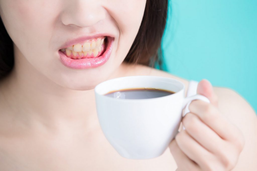 قهوه یکی از نوشیدنی‌های تیره‌رنگی است که باعث لک شدن و زرد شدن دندان‌ها می‌شود.